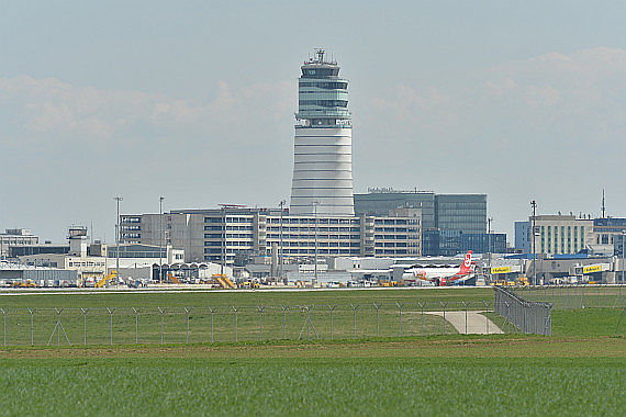 Symbolbild Flughafen Wien mit altem und neuen Tower KOntrollturm Foto Huber Austrian Wings Media Crew