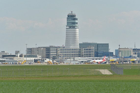 Symbolbild Flughafen Wien mit altem und neuen Tower KOntrollturm Foto Huber Austrian Wings Media Crew