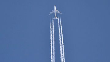 Boeing 747 Flugzeug mit Kondensstreifen Symbolbild Flugverkehr Luftverkehr Sujetbild Foto Huber Austrian Wings Media Crew