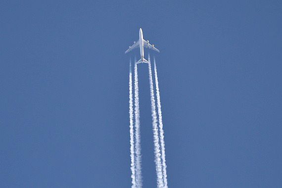 Boeing 747 Flugzeug mit Kondensstreifen Symbolbild Flugverkehr Luftverkehr Sujetbild Foto Huber Austrian Wings Media Crew