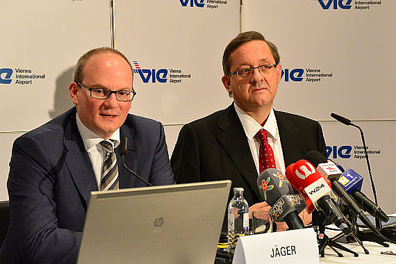 Flughafen Wien Vorstand Julian Jäger Günther Ofner Bilanzpressekonferenz 2013 Foto PA Austrian Wings Media Crew