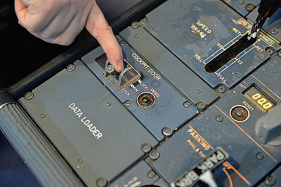 007 Cockpit Door Lock Switch locked Foto Huber Austrian Wings Media Crew