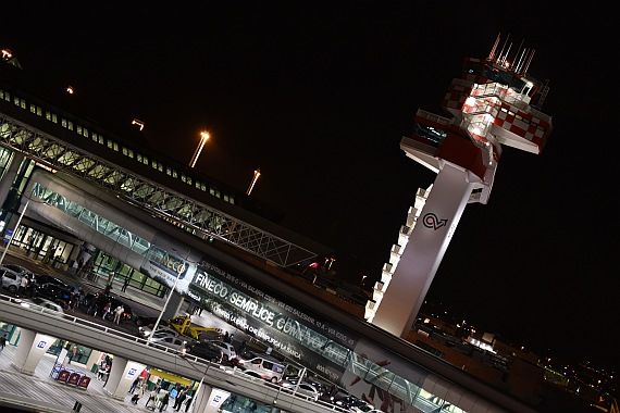 DSC_2728 Nachtaufnahme Tower Flughafen Rom Passagiere Foto MK Austrian Wings Media Crew