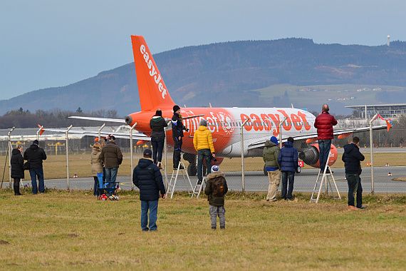 Spotter Planespotter Flughafen Salzburg mit EasyJet Maschine Foto PA Austrian Wings Media Crew