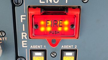 Triebwerksbrand Feuerwarnung Triebwerk Nummer 1 Engine Fire Foto PA Austrian Wings Media Crew
