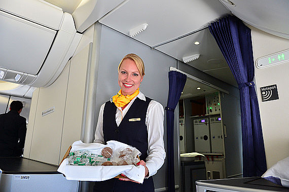 Lufthansa Boeing 747-8I Flugbegleiterin Bordservice Foto PA Austrian Wings Media Crew