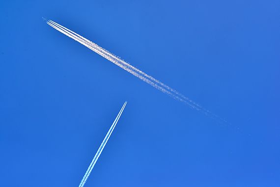 Kondensstreifen Flugverkehr Verkehrsflugzeug_1 Symbolbild Foto PA Austrian Wings Media Crew