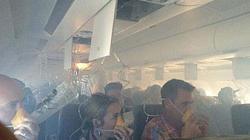 Rauch in der Kabine Smoke on board Jared West via Twitter