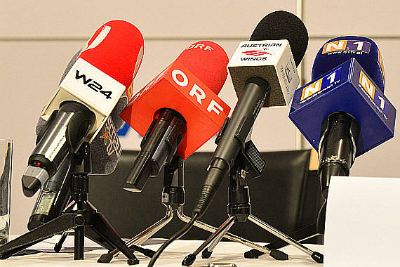 Austrian Wings Mikrofon V-I-P TV Medien Mikrofone Kooperation Symbolbild Sujetbild Pressekonferenz Foto PA Austrian Wings Media Crew