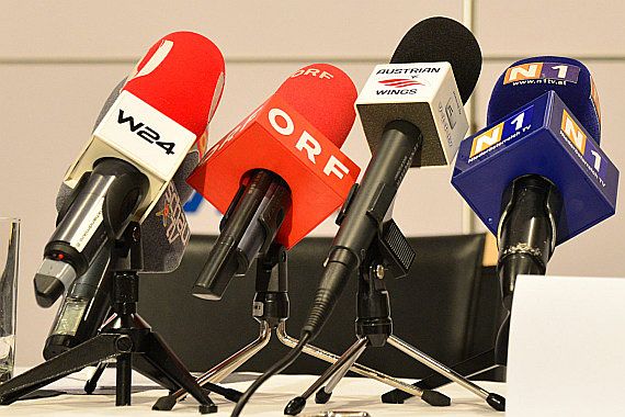 Austrian Wings Mikrofon V-I-P TV Medien Mikrofone Kooperation Symbolbild Sujetbild Pressekonferenz Foto PA Austrian Wings Media Crew