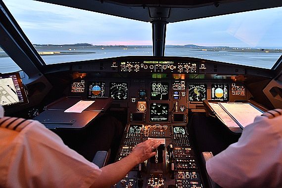 Symbolbild Sujetbild Cockpit Piloten bei der Arbeit Foto Huber Austrian Wings Media Crew_001