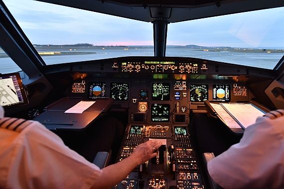 Symbolbild Sujetbild Cockpit Piloten bei der Arbeit Foto Huber Austrian Wings Media Crew_001