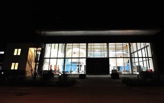 Nightshot der Simulatorhalle der Aviation Academy Austria - Foto: PA / Austrian Wings Media Crew