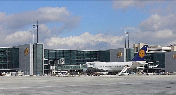 Flugsteig A-Plus mit angedockter Lufthansa Boeing 747-400 - Foto: Franz Zussner