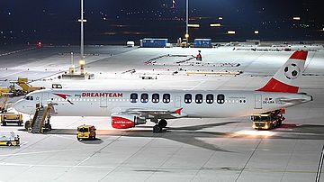 Nachtaufnahme Austrian Airlines (Airbus A321) OE-LBA MyDreamteam Sonderlackierung Foto Huber Austrian Wings Media Crew