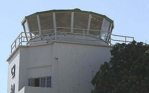 Noch im Jahr 2009 waren im Tower von Entebbe die Einschusslöcher der heftigen Gefechte von 1976 zu sehen - Foto: U.S. Army Africa Official Image Archive