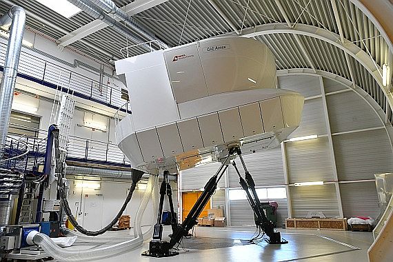 DSC_0177 SAT SWISS Aviation Training Embraer E195 Simulator Foto Huber Austrian Wings Media Crew