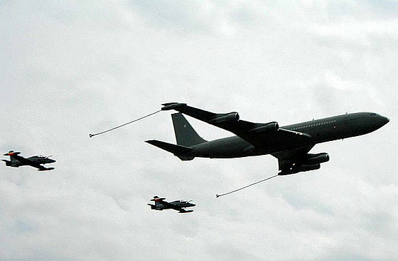 Eine militärisch genutzte Boeing 707 betankt zwei Jets, Symbolbild - Foto: SCDBob / Wiki Commons