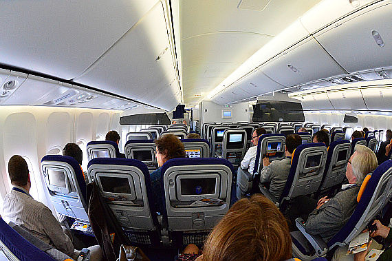 Lufthansa Boeing 747-8I Passagiere Economy Class Hauptdeck_2 Foto PA Austrian Wings Media Crew