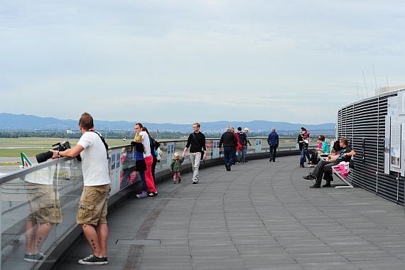 Besucherdeck Flughafen Wien Symbolbild Sujetbild Foto PA Austrian Wings Media Crew