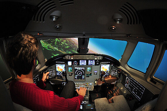 Pilot im Cockpit des Citation C560 XLS Simulators der Aviation Academy Austria - Foto: PA / Austrian Wings Media Crew