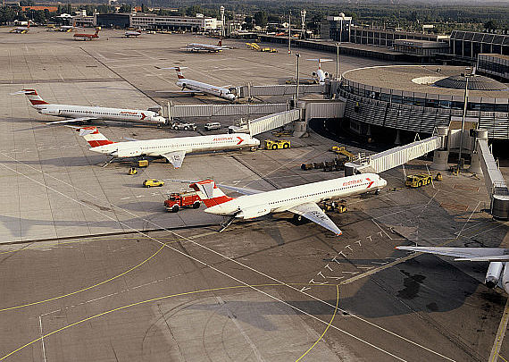 AUA Austrian Airlines MD-80 Pier Ost Foto Archiv Austrian Airlines