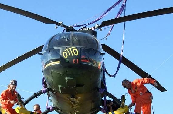 Wucher Helicopter hievte die BO 105 aufs Dach - Foto: Wucher Helicopter