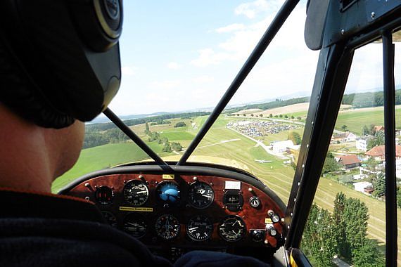 Flugplatzfest Völtendorf 2016 20160807_001k_Anflug LOAD mit Piper Cub_Foto Karl Wildberger