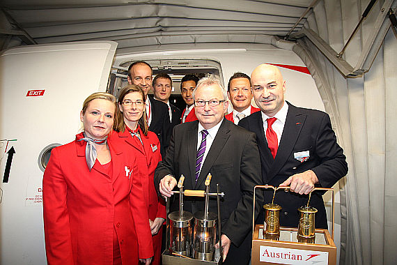 Von links nach rechts.: Roswitha Ulm, Manuela Taudes, Kapitän Johann Orlik, Co-Pilot, Arthur Gaber, Günther Hartl ORF OÖ, Bernhard Kautz, Wolfgang Kerndler - Foto: AUA