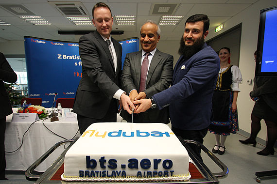 Flydubai CEO BTS Erstflug Tortenanschnitt Foto Martin Dichler