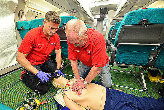 Doc on Board Defi Sauerstoff Reanimation Wiederbelebung Symbolbild Sujetbild Foto PA Austrian Wings Media Crew