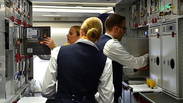 Lufthansa Boeing 747-8I Flugbegleiter Galley Bordküche_1 Foto PA Austrian Wings Media Crew