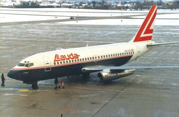 Die Transavia Boeing 737-200 in Lauda Air Farben und mit der österreichischen Registrierung OE-ILE, aufgenommen 1987 in Salzburg - Foto: Markus Buttinger