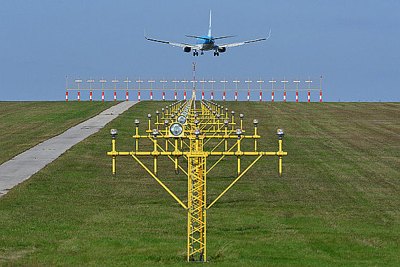 Boeing 737-700 KLM Verkehrsflugzeug Endanflug Landebahn 34 Pistenbefeuerung ILS-Antenne Symbolbild Sujetbild Foto PA Austrian Wings Media Crew