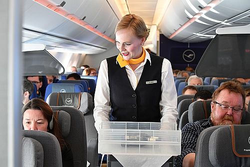 Lufthansa präsentiert Flugbegleiter mit Service Management Profil ...