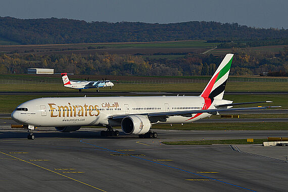 Emirates Boeing 777-300ER und AUA Austrian Q400 A6-EGX Foto PA Austrian Wings Media Crew