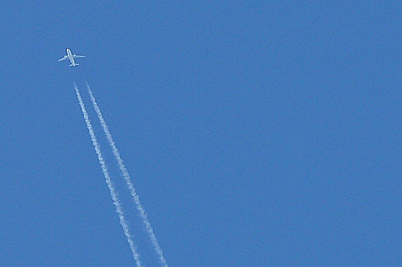 Verkehrsflugzeug Kondensstreifen Verkehrsluftfahrt Symbolbild Sujetbild Foto PA Austrian Wings Media Crew