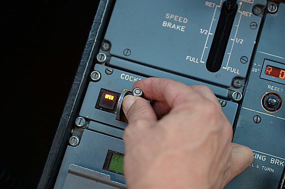 Cockpit Door Lock Switch Open Foto Huber Austrian Wings Media Crew_1