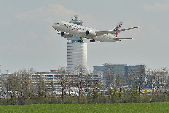 Qatar Airways Boeing 787 A7-BCK Dreamliner beim Start auf dem Flughafen Wien_1 Foto Huber Austrian Wings Media Crew