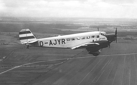 Junkers Ju 52/3m der Lufthansa im Flug, aufgenommen in den 1930er Jahren - Foto: Lufthansa Archiv