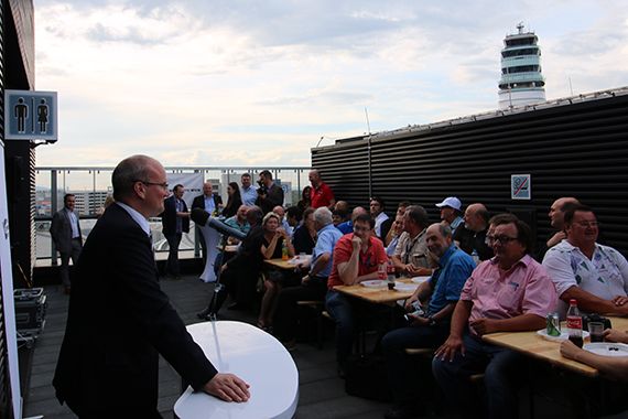 Der erste Open-Air-Vereinsabend fand auf der Besucherterasse am Dach des Check-In 3 statt - Foto: Arthur Michael Hutterer