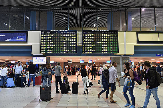 flughafen rhodos Symbolbild Sujetbild Passagiere Anzeigetafeln Foto Huber Austrian Wings Media Crew