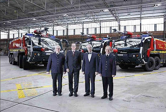 Drei neue Panther-Löschfahrzeuge für die Flughafenfeuerwehr Düsseldorf; links im Bild: Flughafenfeuerwehr-Kommandant Thomas Jeziorek - Foto: Flughafen Düsseldorf