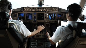 Piloten bei der Arbeit im Cockpit einer Boeing 777 der AUA Symbolbild Sujetbild Foto Huber Austrian Wings Media Crew