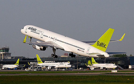 Boeing 757-200WL von AIr Baltic beim Start in Riga - Foto: Aleksandrs Samuilovs / Wiki Commons