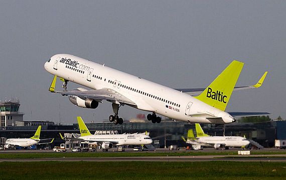 Boeing 757-200WL von AIr Baltic beim Start in Riga - Foto: Aleksandrs Samuilovs / Wiki Commons