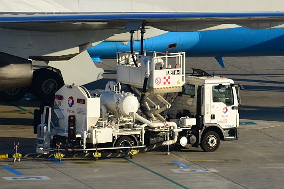 Betankung Tankwagen Flugzeugbetankung Treibstoff Kerosin Symbolbild Sujetbild Foto PA Austrian Wings Media Crew
