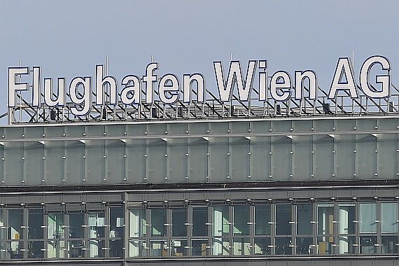Symbolbild Sujetbild Flughafen WIen Schriftzug Foto Huber Austrian Wings Media Crew
