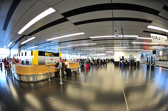 Überblick Informationsschalter flughafen Wien im Check-In 3 (Skylink)