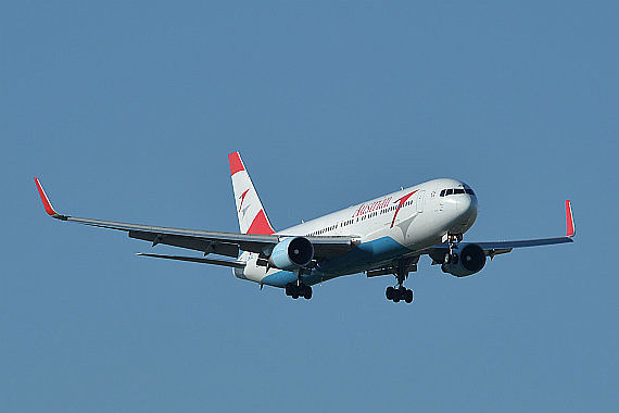 AUA Austrian Airlines Boeing 767-300ER OE-LAZ Foto Huber Austrian Wings Media Crew